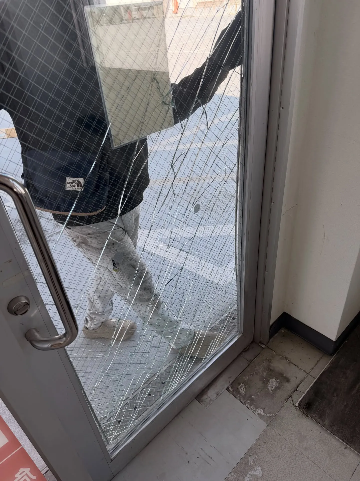本日は強風でドア開きガラスが割れてしまったとの依頼でした💦