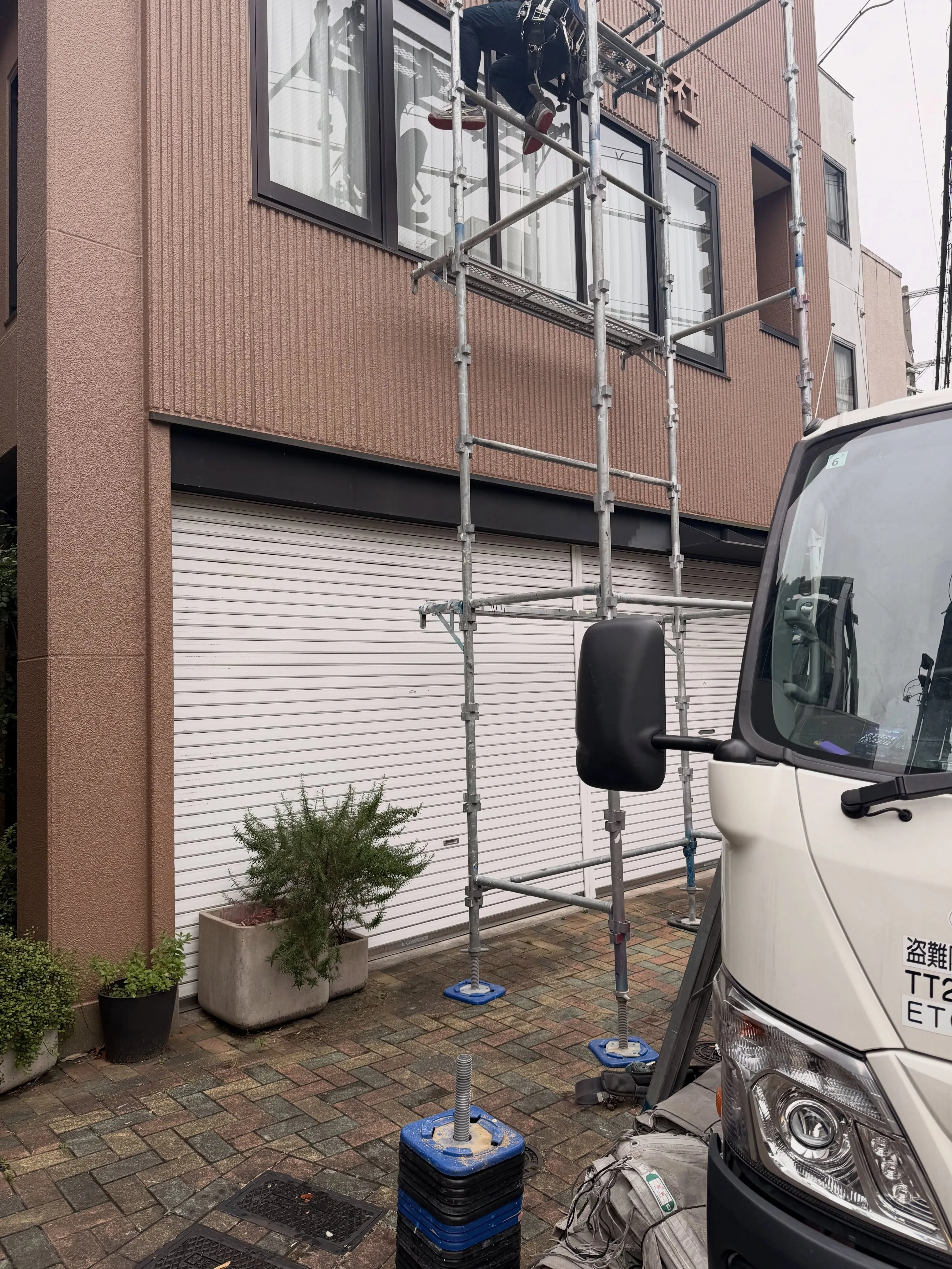 本日は、足場屋さんに足場お願いしてペアガラスの内部結露をスペ...