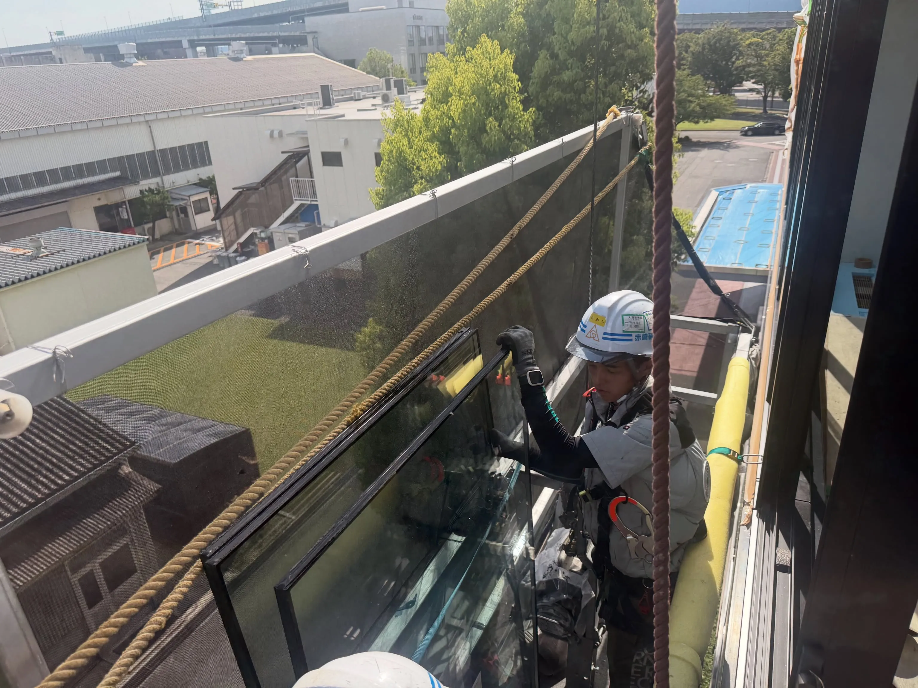 盆中から始まったゴンドラでのガラス工事です👷🏿♀️